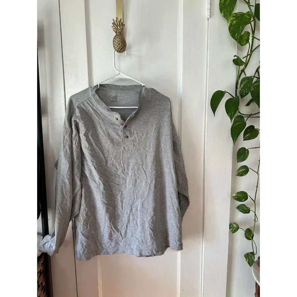Men’s size x-large gray long sleeve shirt